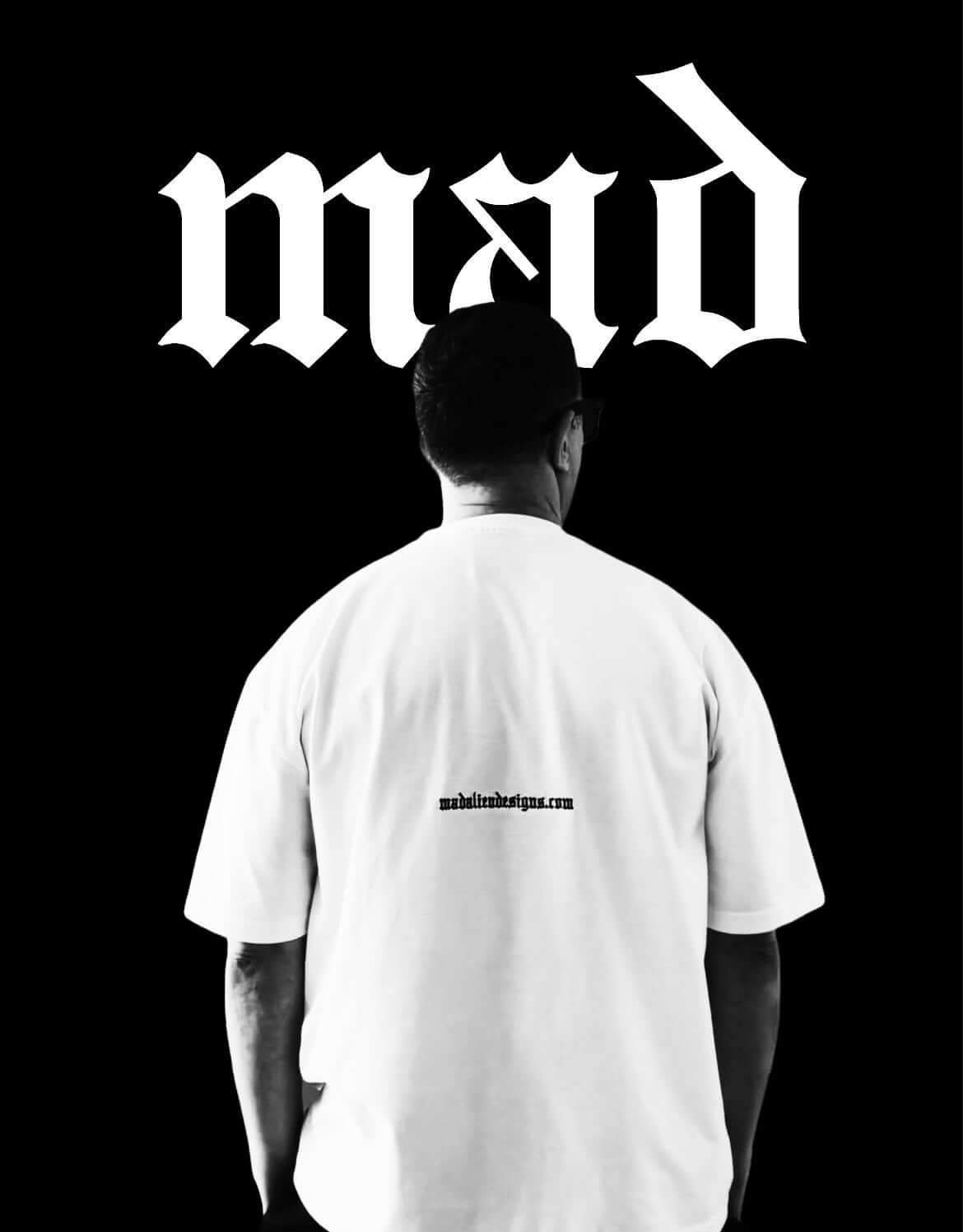 MAD T-Shirt – Rückansicht eines Trägers in einem minimalistischen Design auf schwarzem Hintergrund.